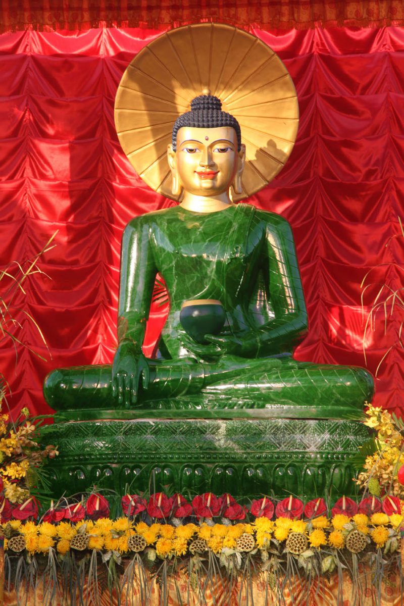 Tượng Phật bằng ngọc quý