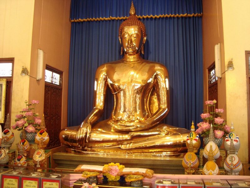 tuong phat bang vang