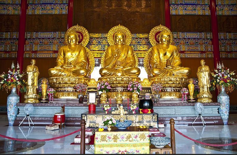 Tượng Tam Thế Phật mạ vàng