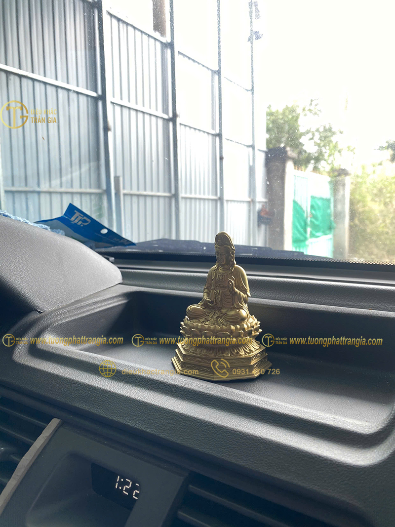 đặt tượng phật trong xe ô tô