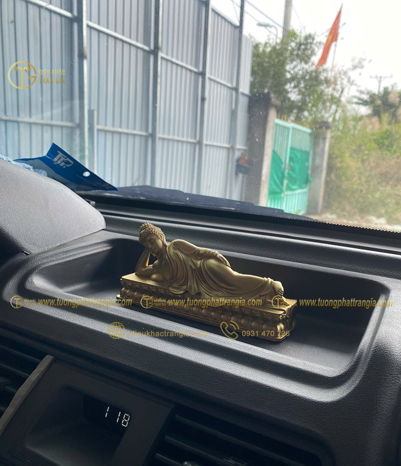 Tượng Phật để xe ô tô theo tuổi phù hợp