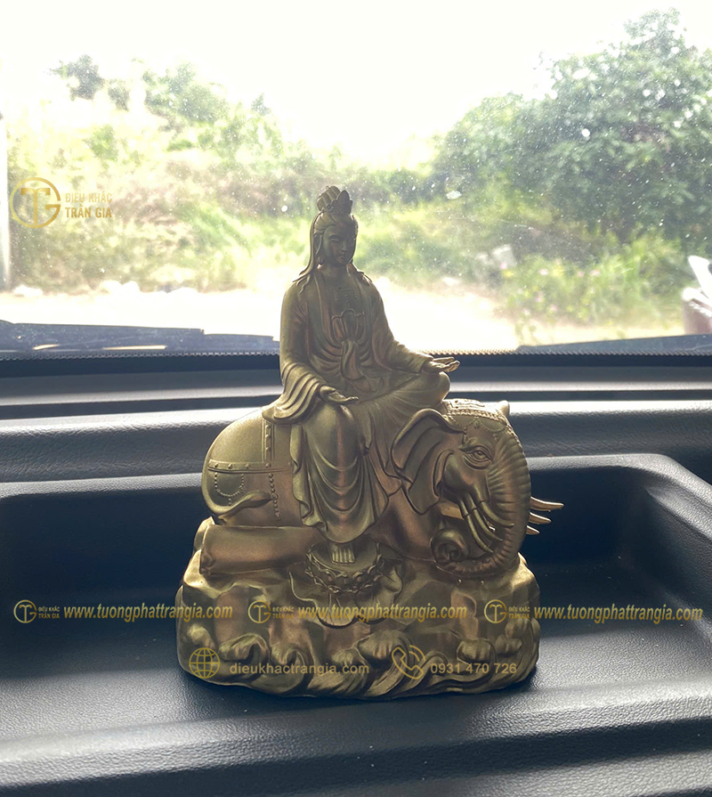 phật phổ hiền bồ tát để xe ô tô
