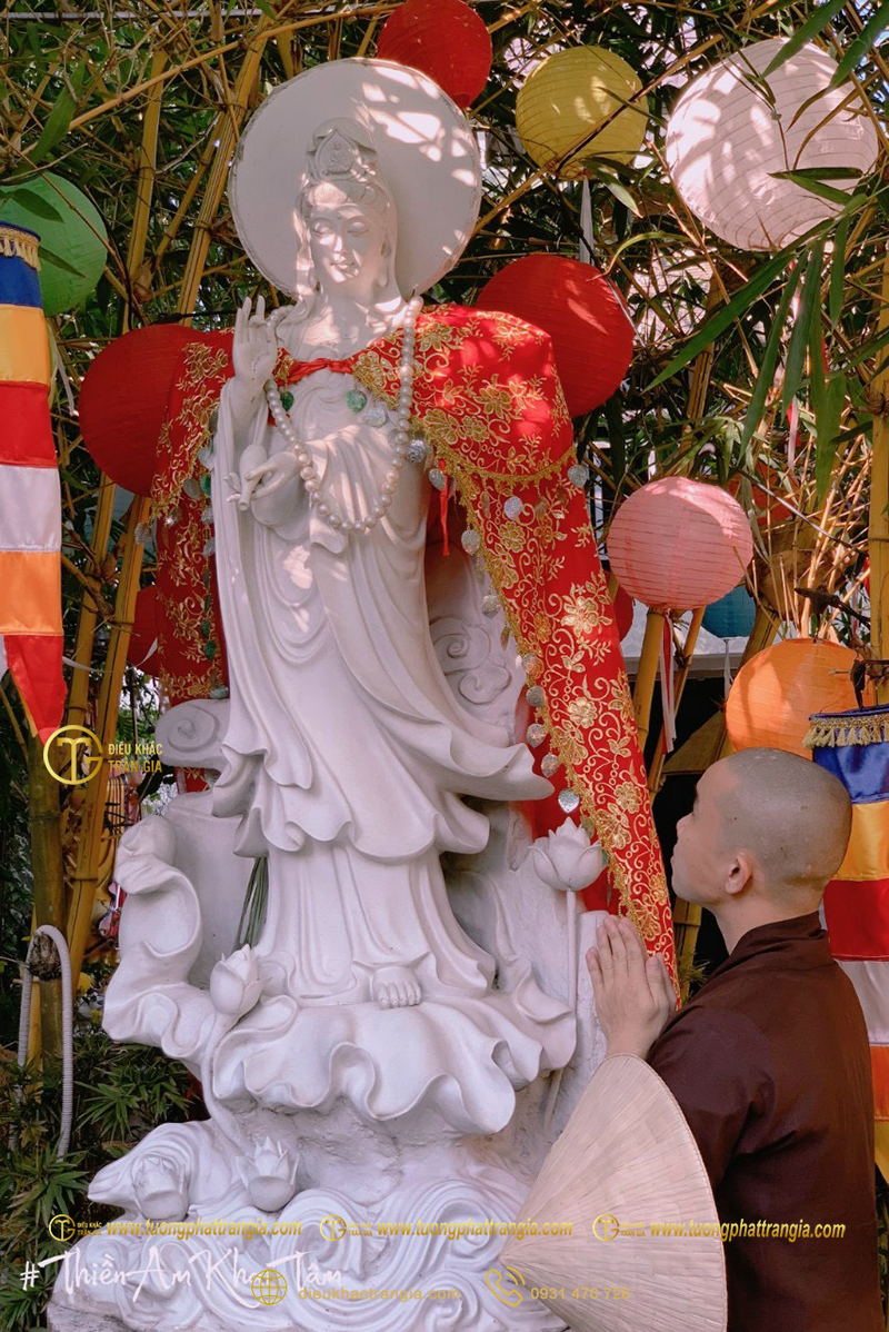 Gửi tượng Phật vào chùa