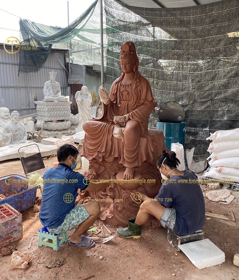 Bàn thờ Quan Âm ngoài trời