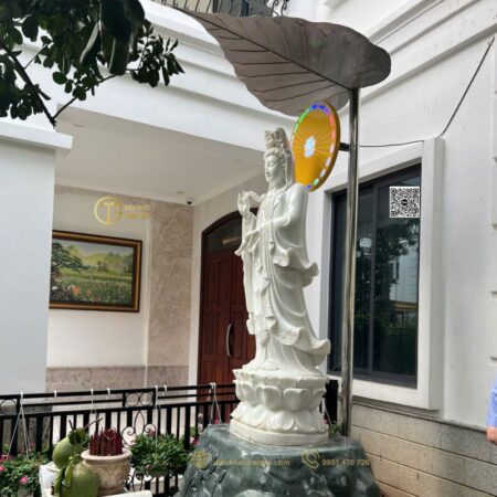 Lá bồ đề che tượng Phật ngoài trời bằng inox