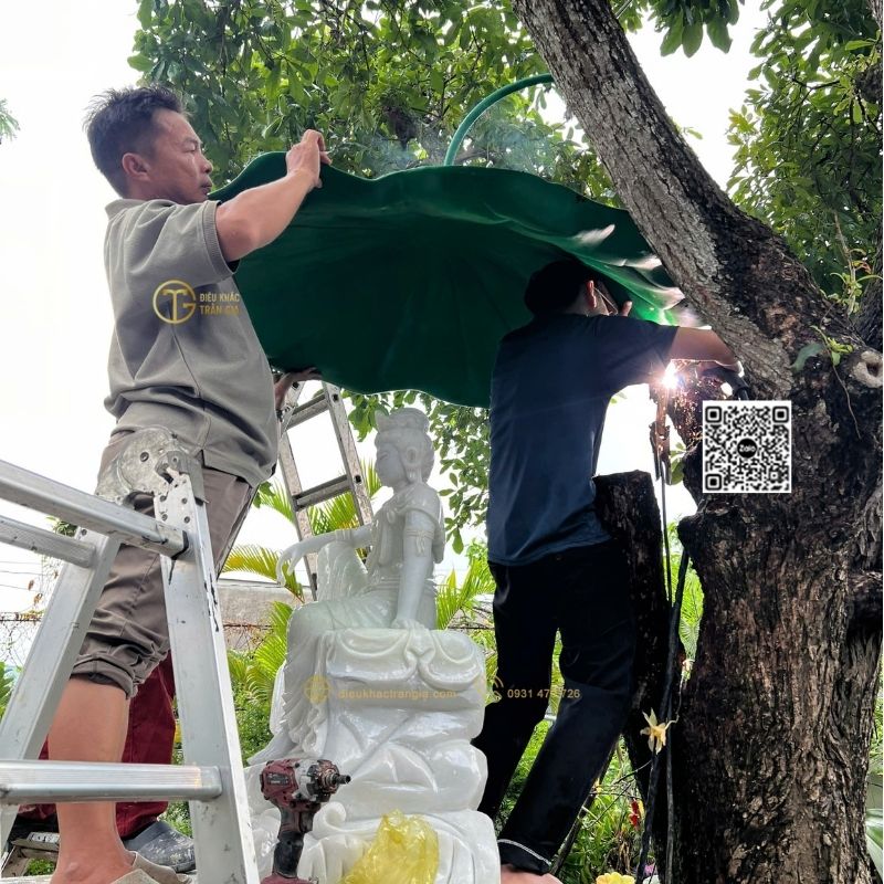 lắp đặt Lá sen che tượng Phật ngoài trời tại Trần Gia