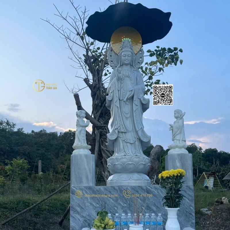 Lá sen che tượng Phật ngoài trời