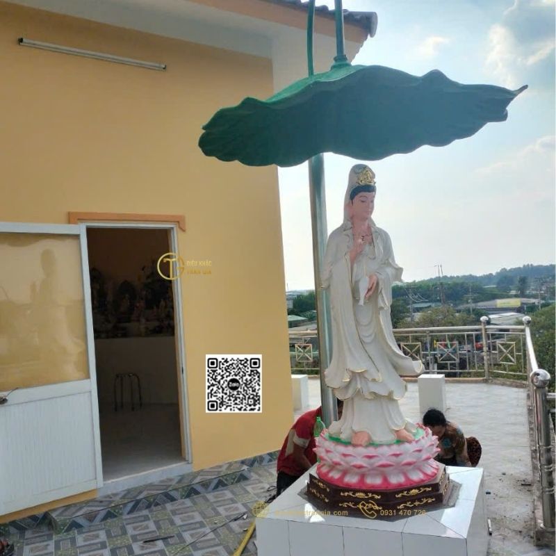 Lá sen che tượng Phật ngoài trời